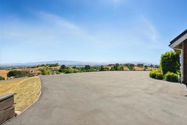 2525 Bridle Path Drive, Gilroy CA: https://media.crmls.org/mediaz/e1ad35d1-8477-4099-a0f2-9509921e9ce8.jpg