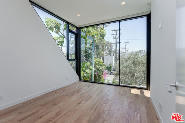 209 Hollister Avenue photo 15
