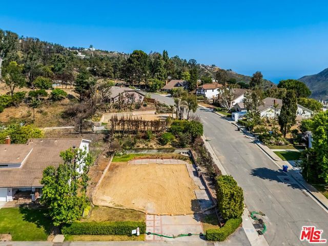 17177 Avenida De La Herradura, Pacific Palisades CA: https://media.crmls.org/mediaz/e1af5ffd-6ff8-4652-95f6-fb1ec139f6da.jpg