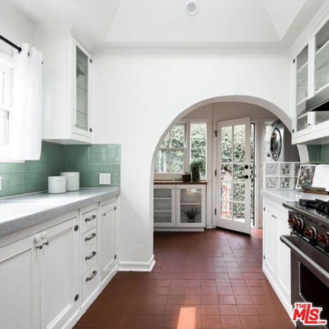 7257 Oakwood Avenue, Los Angeles CA: https://media.crmls.org/mediaz/e1b1ce77-540d-4606-a89a-45c2a5fe7457.jpg