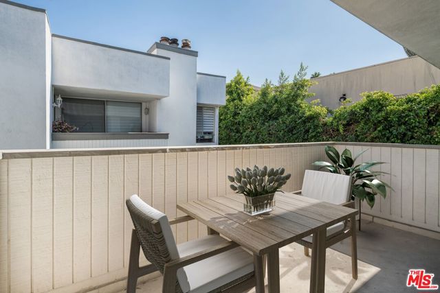 406 N Oakhurst Drive, Beverly Hills CA: https://media.crmls.org/mediaz/e1b284b1-5162-408e-993f-1f64844fb4d0.jpg
