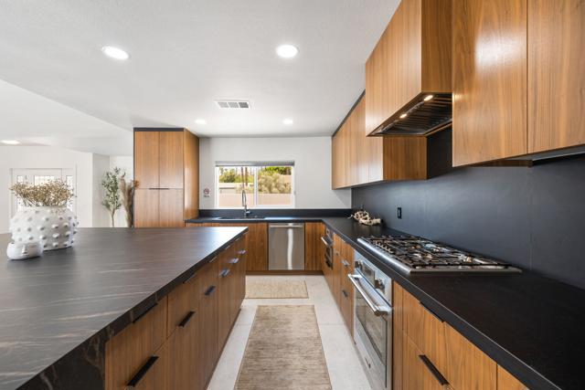 73298 Buckboard Trail, Palm Desert CA: https://media.crmls.org/mediaz/e1b2b8ff-4cb0-46d9-bfc4-513d07373381.jpg