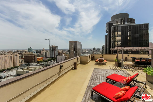 655 S Hope Street, Los Angeles CA: https://media.crmls.org/mediaz/e1b392a3-936f-4634-9900-6e5965859d03.jpg