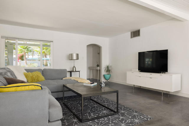 748 N Calle Rolph, Palm Springs CA: https://media.crmls.org/mediaz/e1b5e8b6-54ab-4e64-b797-1ebc9822958f.jpg