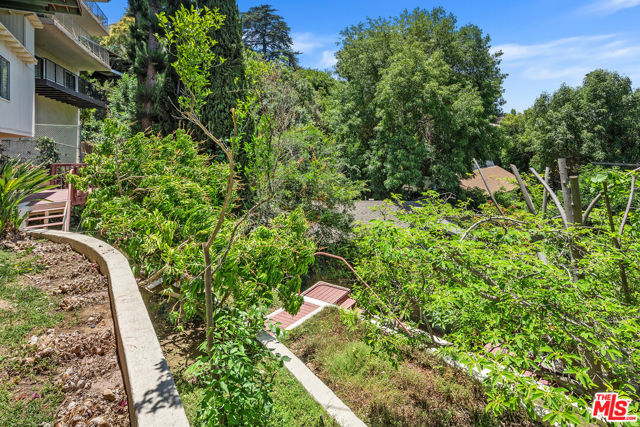 3928 Clayton Avenue, Los Angeles CA: https://media.crmls.org/mediaz/e1b6217b-6e59-44f0-9b82-0900643782b8.jpg