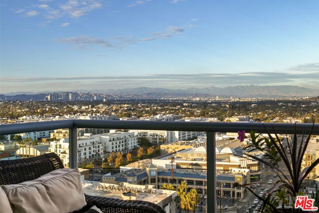 13650 Marina Pointe Drive, Marina del Rey CA: https://media.crmls.org/mediaz/e1b69005-c026-49b7-8b35-a72d586bebeb.jpg