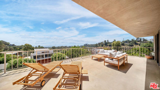 966 Bluegrass Lane, Los Angeles CA: https://media.crmls.org/mediaz/e1b7fab5-4e28-4c4c-801a-ddad3e74151e.jpg