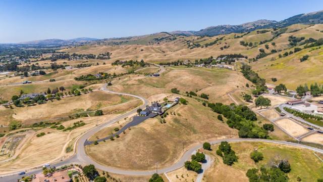 2525 Bridle Path Drive, Gilroy CA: https://media.crmls.org/mediaz/e1b808a7-26b3-4fa6-9627-b43303b3f6d2.jpg