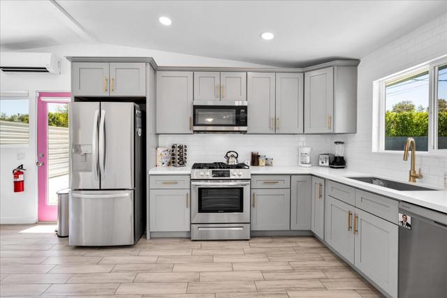 963 S Paseo Caroleta, Palm Springs CA: https://media.crmls.org/mediaz/e1b8f963-957f-4b55-b9f5-f5bdb22706ed.jpg