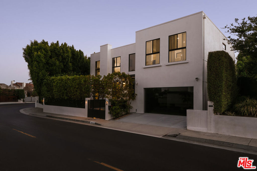 2025 Hercules Drive — Contemporary