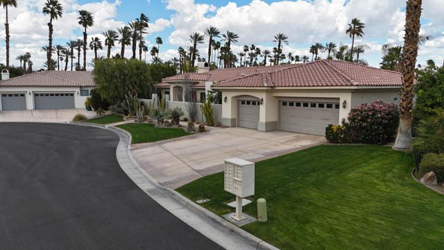 12 Via Elegante, Rancho Mirage CA: https://media.crmls.org/mediaz/e1b9e599-68f3-4dfc-aa6d-0933de5d69a8.jpg