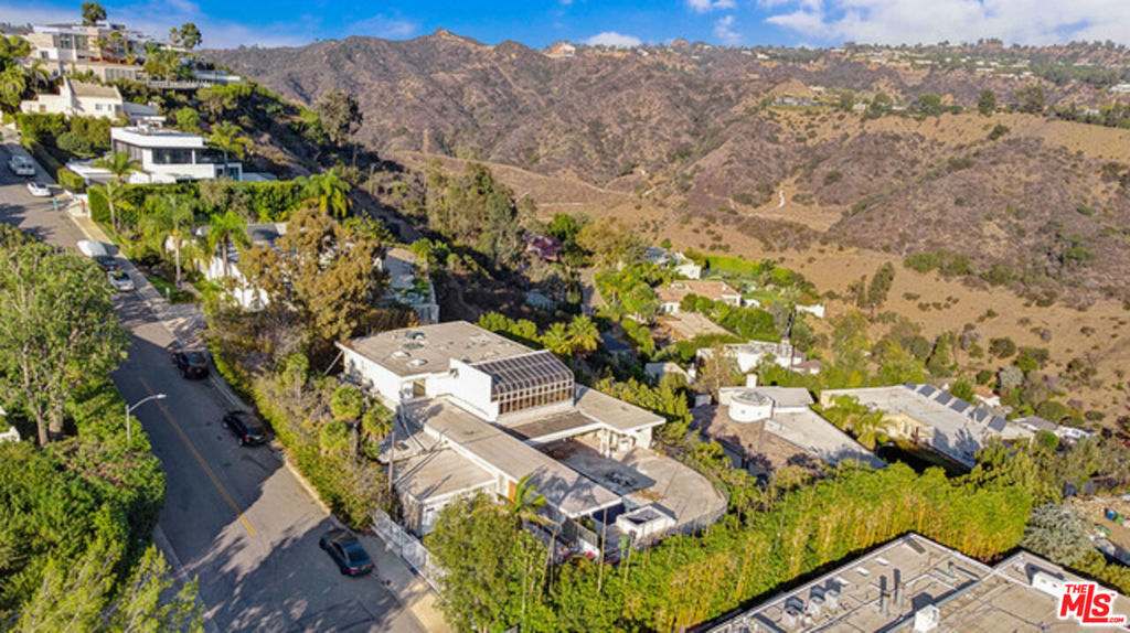 https://media.crmls.org/mediaz/e1ba09e0-8477-485a-a26b-6148f347a0f4.jpg?preset=X-Large