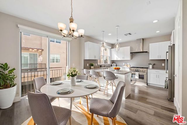 4372 Paxton Place, Calabasas CA: https://media.crmls.org/mediaz/e1ba4e08-8faf-4220-a06c-af55843b57b7.jpg