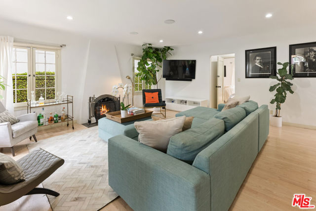 708 Westbourne Drive, West Hollywood CA: https://media.crmls.org/mediaz/e1badd95-a310-4b22-aade-de53e2127ec3.jpg