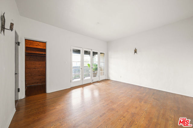 6686 Emmet Terrace, Los Angeles CA: https://media.crmls.org/mediaz/e1bb564e-8513-438b-aa48-1fb67bee73fe.jpg