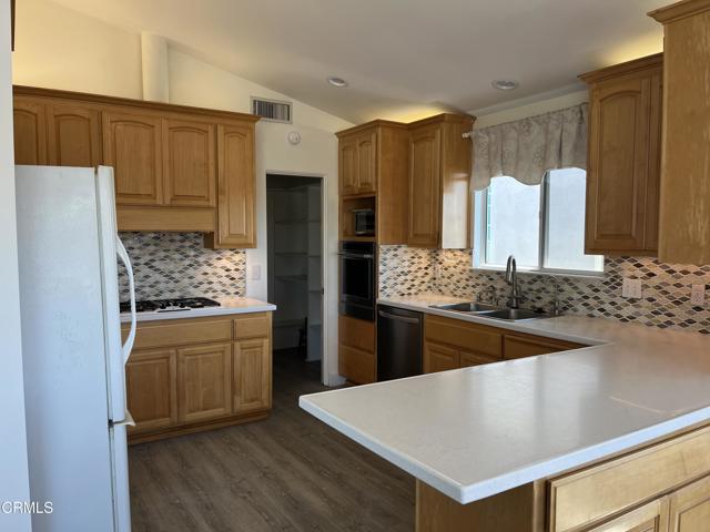 Detail Gallery Image 12 of 38 For 2827 Pierpont Bld, Ventura,  CA 93001 - 4 Beds | 4 Baths