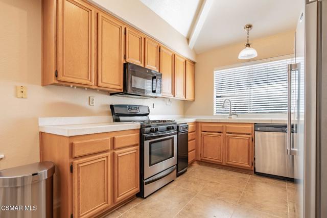 271 Augustine Way, Simi Valley CA: https://media.crmls.org/mediaz/e1bcaeed-e9ec-45ab-b026-ac1d13319bbb.jpg
