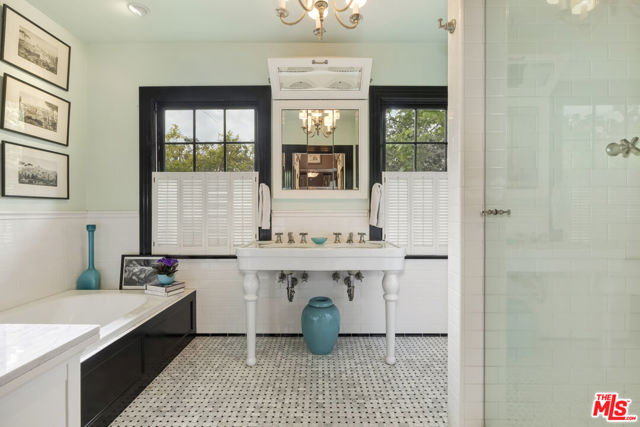 232 N Arden Boulevard, Los Angeles CA: https://media.crmls.org/mediaz/e1bd31ac-462c-4244-8c62-f5cd3a0e687c.jpg
