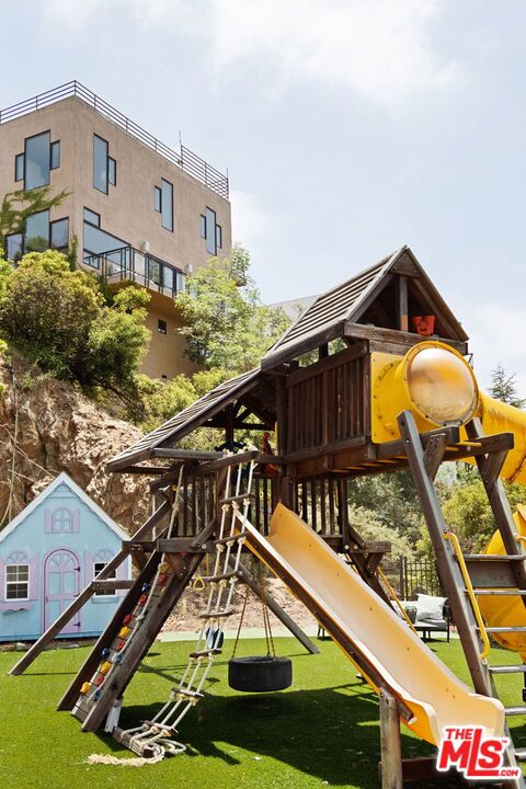 2125 Kew Drive, Los Angeles CA: https://media.crmls.org/mediaz/e1bdfbdc-7f78-4120-838a-4317adab5ad7.jpg