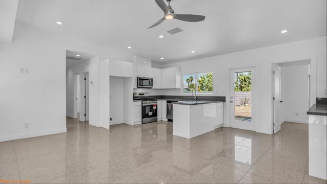 567 W Sunview Avenue, Palm Springs CA: https://media.crmls.org/mediaz/e1beeba1-d884-41f1-bd84-4a65f2d10e22.jpg