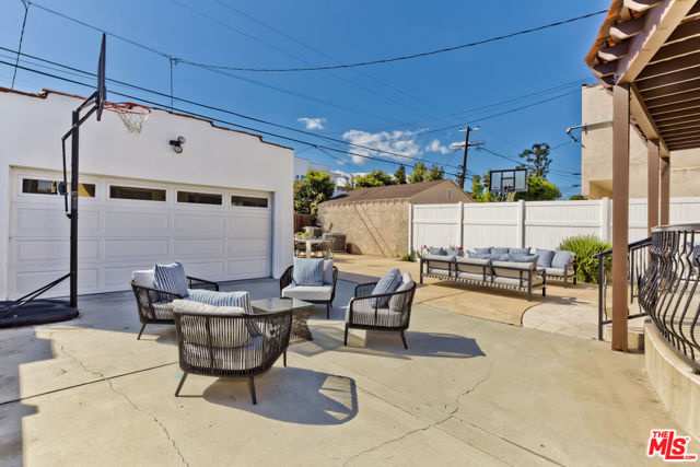 1471 S Crest Drive, Los Angeles CA: https://media.crmls.org/mediaz/e1bfc9b3-4b9f-4cab-911f-cf0b85729e1a.jpg
