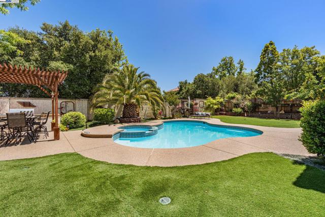 3535 Lessini, Pleasanton CA: https://media.crmls.org/mediaz/e1bfdf8c-c8d9-47f6-90db-b5b49ce9b4e9.jpg