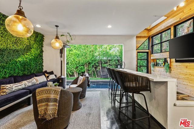 3159 Thatcher Avenue, Marina del Rey CA: https://media.crmls.org/mediaz/e1c00efc-d411-4ab2-99e4-f4b530084c92.jpg