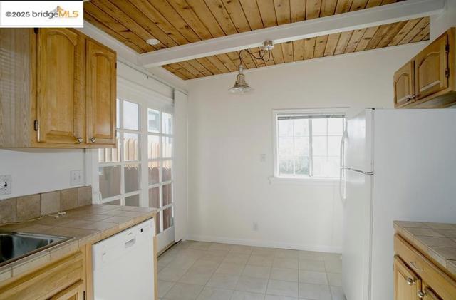 1611 Julia St, Berkeley CA: https://media.crmls.org/mediaz/e1c0325d-079f-4865-b5ab-c951b9762d5d.jpg