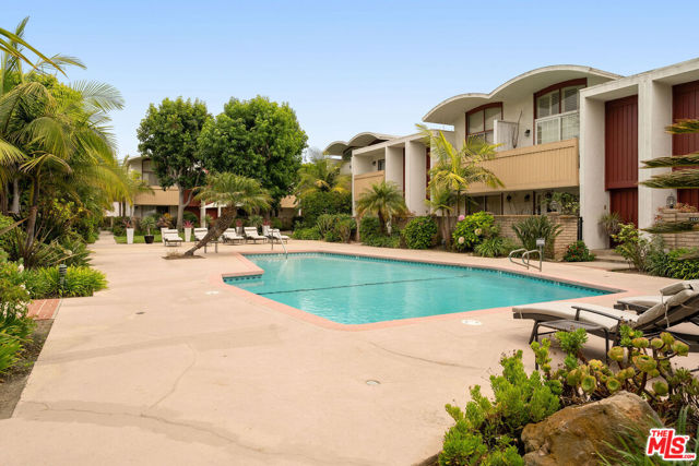 13245 Fiji Way, Marina del Rey CA: https://media.crmls.org/mediaz/e1c04865-4ad6-4df5-92bf-ca29f670d619.jpg