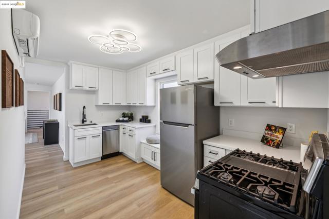 904 41st St, Oakland CA: https://media.crmls.org/mediaz/e1c07900-b78a-44d4-995e-627b693ab605.jpg