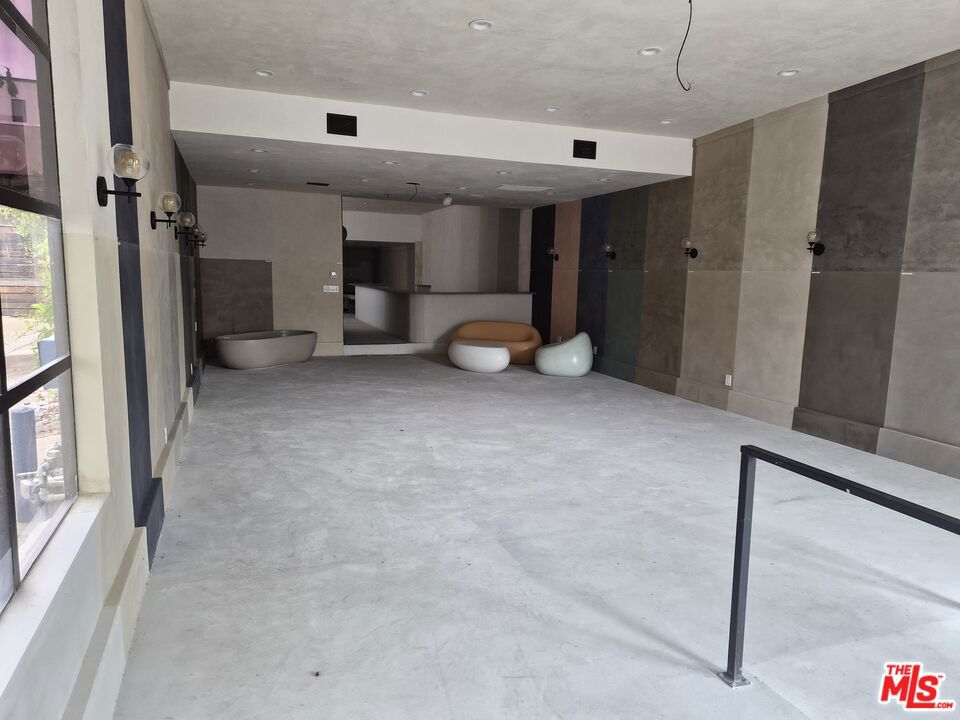 https://media.crmls.org/mediaz/e1c0b61d-f718-4d22-8a11-6d34aa5a5704.jpg?preset=X-Large