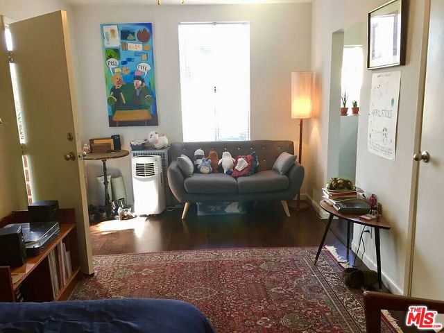 834 Laguna Avenue, Los Angeles CA: https://media.crmls.org/mediaz/e1c20fe5-66e5-4b09-90f8-e1be65cd2743.jpg