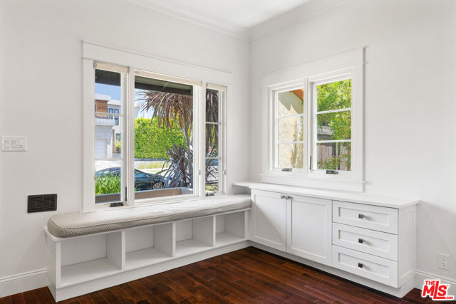 2347 Parnell Avenue, Los Angeles CA: https://media.crmls.org/mediaz/e1c223a0-da08-4d10-a103-3428eb2f8989.jpg
