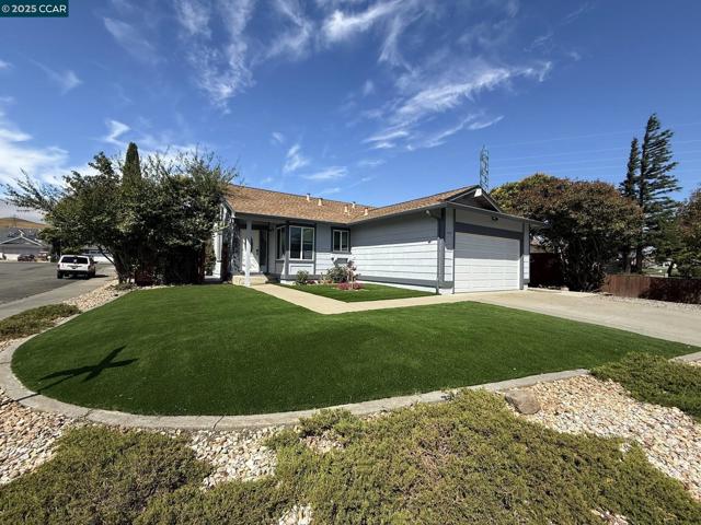 797 Orinda Ct, Fairfield CA: https://media.crmls.org/mediaz/e1c24085-e548-4587-abde-51950e906176.jpg