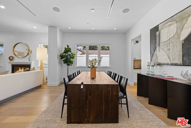 2590 Amherst Avenue, Los Angeles CA: https://media.crmls.org/mediaz/e1c2f54b-56fc-4d72-aa90-137d98a3cfdc.jpg