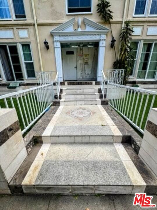 137 S Crescent Drive, Beverly Hills CA: https://media.crmls.org/mediaz/e1c310b7-7151-455c-9e70-64aa767daf1c.jpg