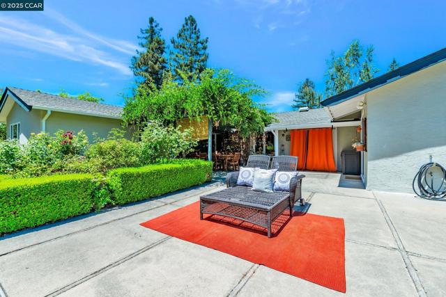 49 Terra Bella Dr, Walnut Creek CA: https://media.crmls.org/mediaz/e1c32f71-b2c6-4c1e-87d6-af3d8efb05c3.jpg