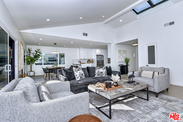 4512 Libbit Avenue, Encino CA: https://media.crmls.org/mediaz/e1c3c21d-b1de-4765-b5c1-707238692f8f.jpg