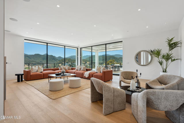 461 Lake Sherwood Drive, Lake Sherwood CA: https://media.crmls.org/mediaz/e1c52f94-7f42-4903-8254-fd968f86bb39.jpg
