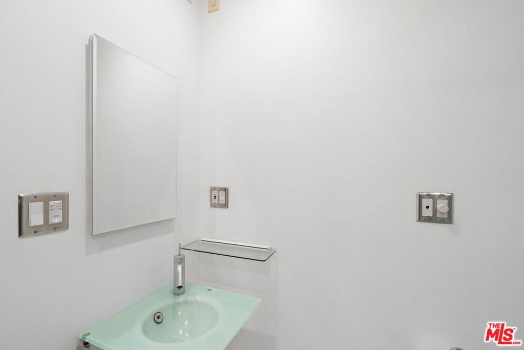 https://media.crmls.org/mediaz/e1c60078-cae7-4305-b8da-abf3030add57.jpg?preset=X-Large