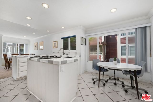 4200 Via Dolce, Marina del Rey CA: https://media.crmls.org/mediaz/e1c68c72-1191-4a17-805d-6b4e49921726.jpg