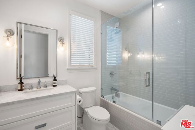 1086 Marco Place, Venice CA: https://media.crmls.org/mediaz/e1c69eb3-c358-4380-88c6-5e15897ee455.jpg