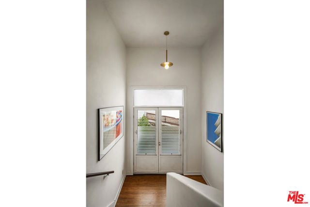 2316 Kenilworth Avenue, Los Angeles CA: https://media.crmls.org/mediaz/e1c6e787-703f-457b-b5a3-ff6a60c11c45.jpg