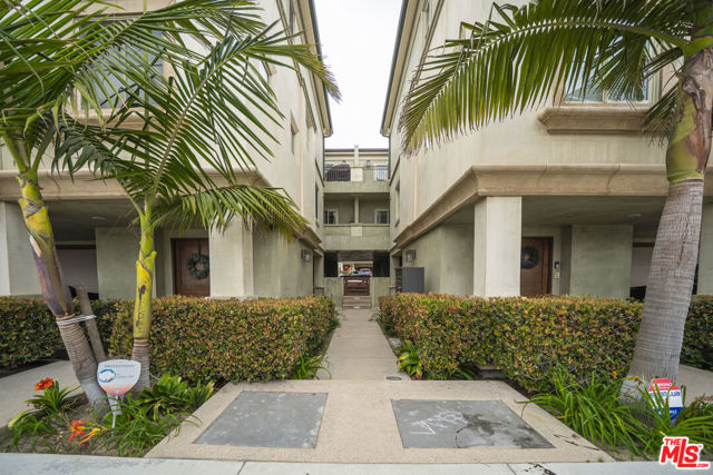 642 Hermosa Avenue, Hermosa Beach CA: https://media.crmls.org/mediaz/e1c6f7ce-1dad-4109-bac8-18924faa0f66.jpg