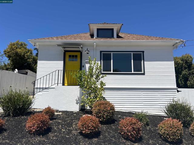 2718 Carmel St, Oakland CA: https://media.crmls.org/mediaz/e1c71195-09bb-453c-ba42-1cc27e0dce66.jpg