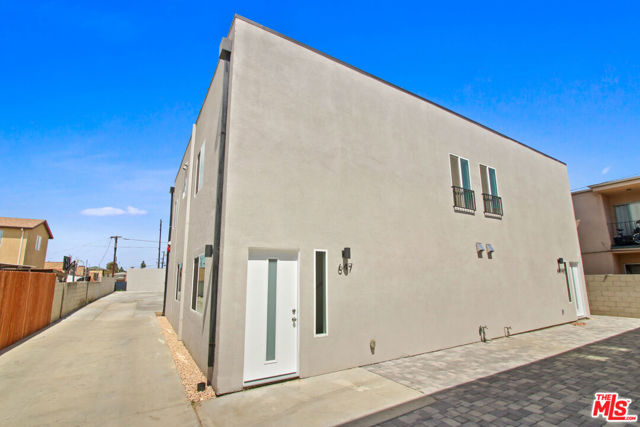 649 1/2 W 92nd Street, Los Angeles CA: https://media.crmls.org/mediaz/e1c7e713-6088-4671-b690-8f078cf8a36a.jpg
