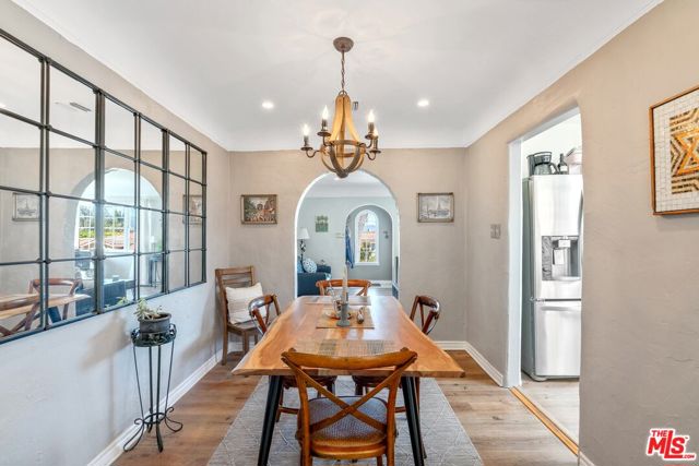 11316 Sunshine Terrace, Studio City CA: https://media.crmls.org/mediaz/e1c93af5-cd82-4c53-b1b2-37557c5d8f30.jpg