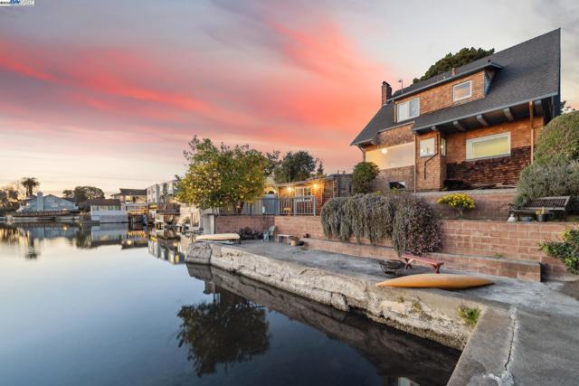 2000 CLINTON AVENUE, Alameda CA: https://media.crmls.org/mediaz/e1c979af-b318-4e64-9e99-5590d5176f47.jpg