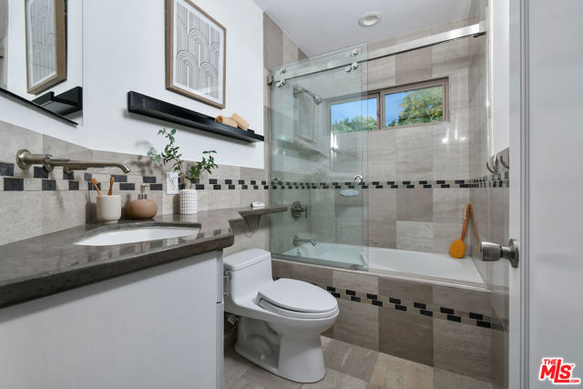 3471 Woodcliff Road, Sherman Oaks CA: https://media.crmls.org/mediaz/e1ca2ef4-3c92-4046-9099-dca099878eaf.jpg