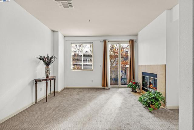 710 City Walk Pl, Hayward CA: https://media.crmls.org/mediaz/e1ca36c2-07a6-46c9-94c2-59a0097d4399.jpg